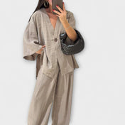 Jacqueline - Casual τοπ με V λαιμόκοψη και παντελόνι δίδυμο