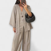 Jacqueline - Casual τοπ με V λαιμόκοψη και παντελόνι δίδυμο