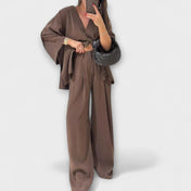 Jacqueline - Casual τοπ με V λαιμόκοψη και παντελόνι δίδυμο