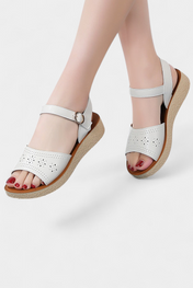 Gabby διάτρητα πέδιλα από συνθετικό δέρμα με φλοράλ λεπτομέρεια