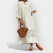 Ανάλαφρο φόρεμα με δαντελένιες λεπτομέρειες