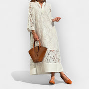 Ανάλαφρο φόρεμα με δαντελένιες λεπτομέρειες