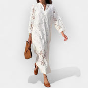 Ανάλαφρο φόρεμα με δαντελένιες λεπτομέρειες