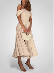 Κομψό Μάξι Φόρεμα με Ανοιχτούς Ώμους και Πτυχωτό Ντιζάιν