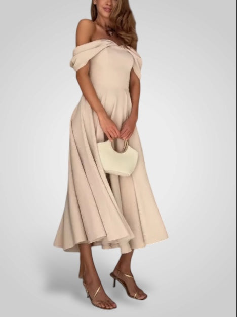 Κομψό Μάξι Φόρεμα με Ανοιχτούς Ώμους και Πτυχωτό Ντιζάιν