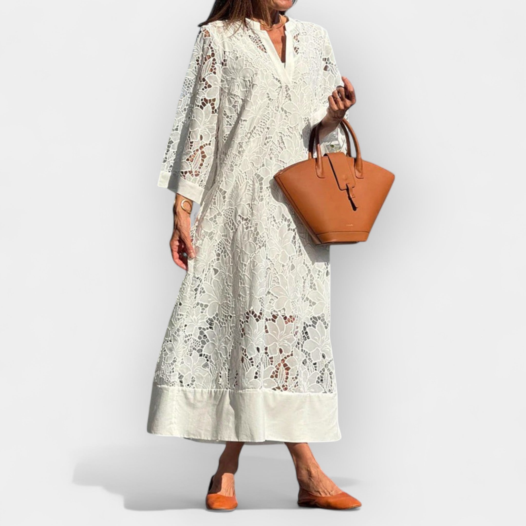 Ανάλαφρο φόρεμα με δαντελένιες λεπτομέρειες