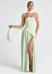 Elena – Maxi Φόρεμα με Ανοιχτούς Ώμους, Σκίσιμο & Choker Λεπτομέρεια