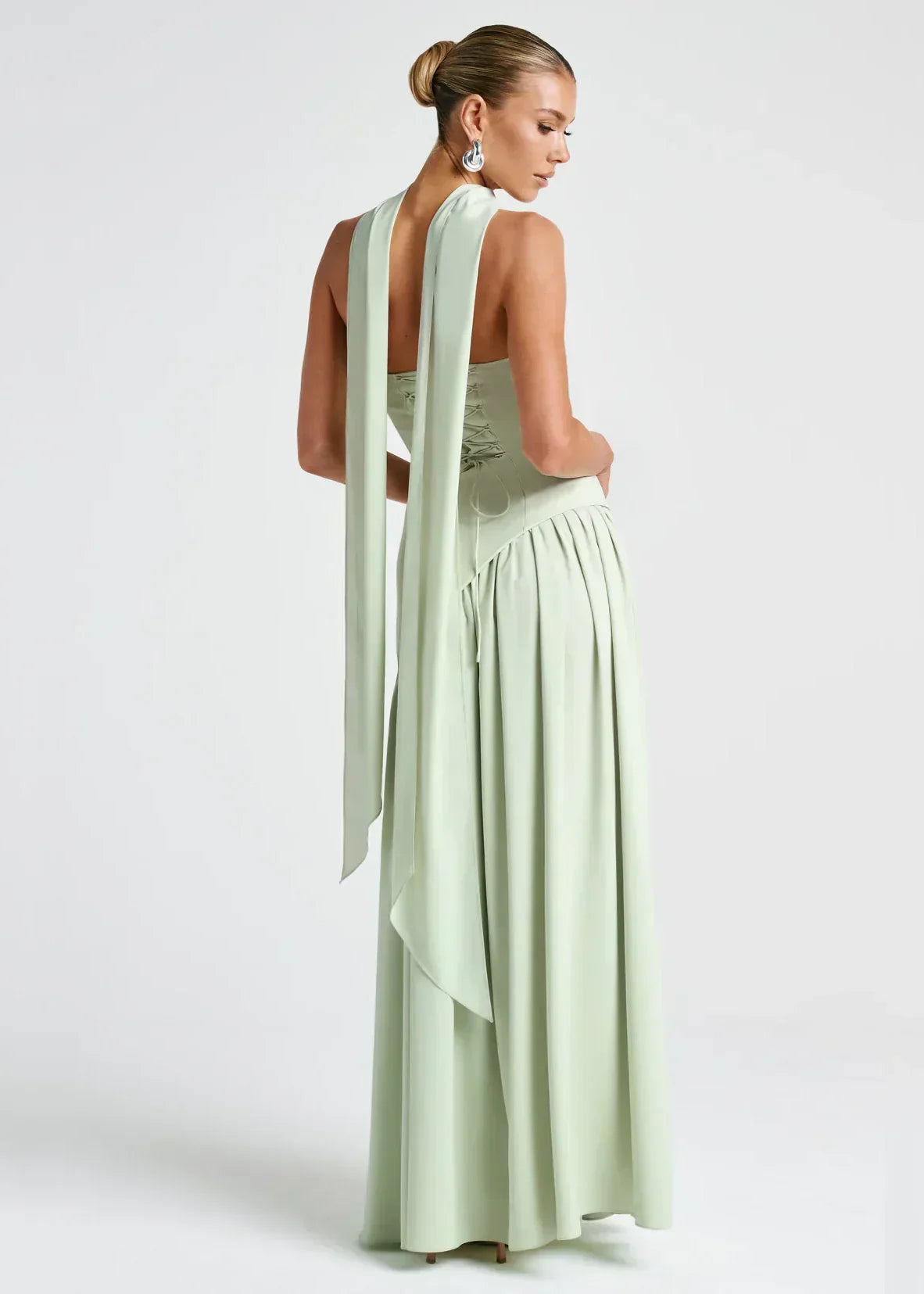 Elena – Maxi Φόρεμα με Ανοιχτούς Ώμους, Σκίσιμο & Choker Λεπτομέρεια