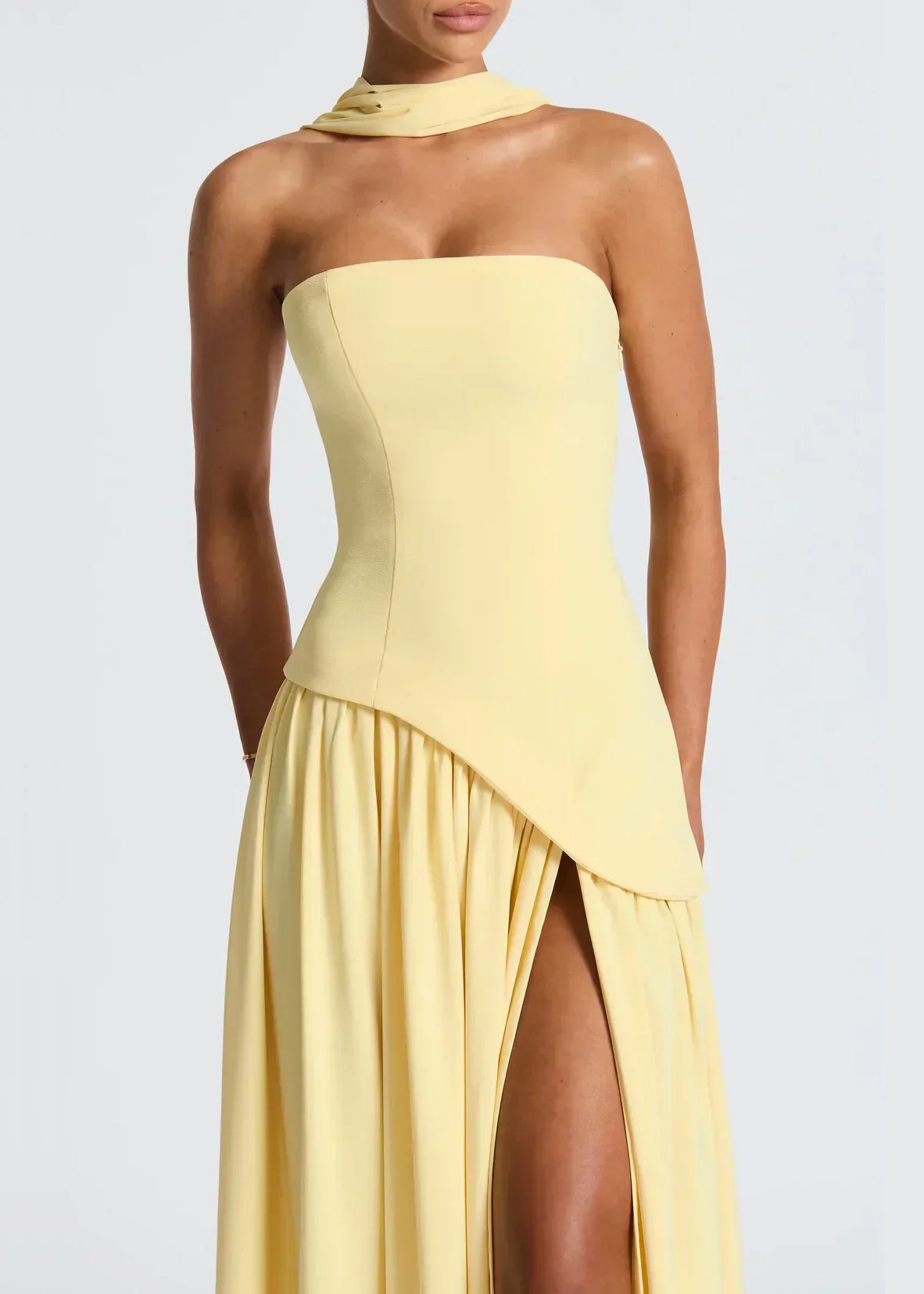 Elena – Maxi Φόρεμα με Ανοιχτούς Ώμους, Σκίσιμο & Choker Λεπτομέρεια