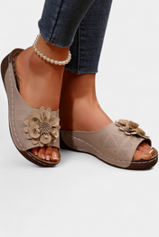 Πλούσια ορθοπεδικά σανδάλια με τρισδιάστατο λουλούδι και μαξιλαράκι
