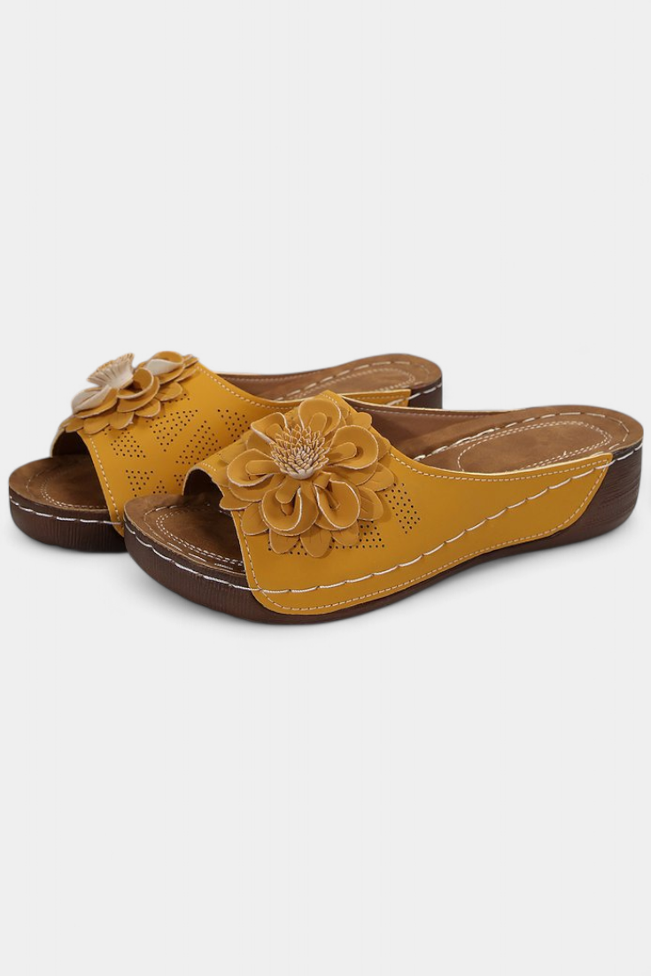 Πλούσια ορθοπεδικά σανδάλια με τρισδιάστατο λουλούδι και μαξιλαράκι