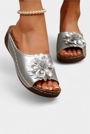 Πλούσια ορθοπεδικά σανδάλια με τρισδιάστατο λουλούδι και μαξιλαράκι