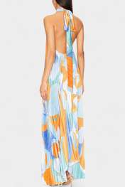 Giselle μακρύ πλισέ φόρεμα με λαιμόκοψη και κομψή κίνηση