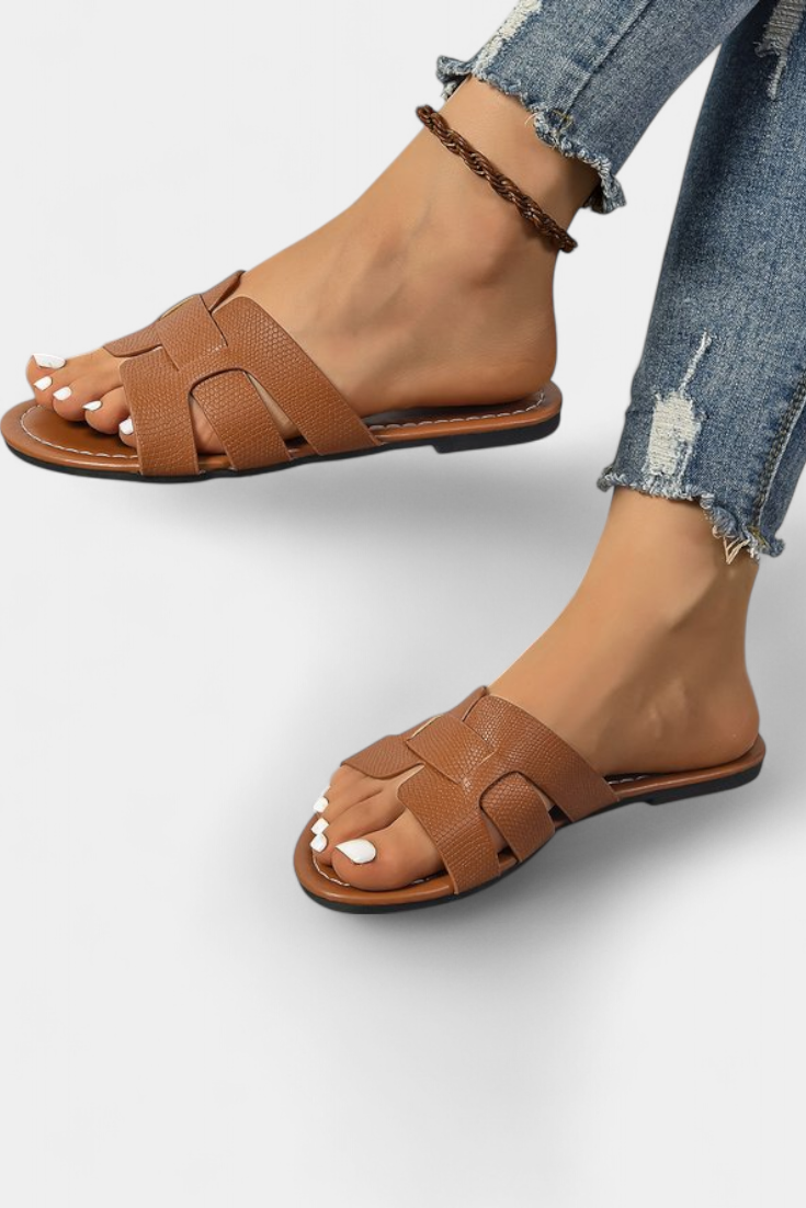 Silvia σανδάλια με κλασικό σχέδιο και γεωμετρικό κόψιμο