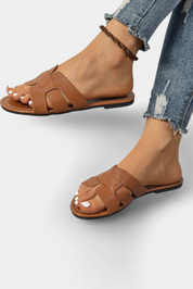 Silvia σανδάλια με κλασικό σχέδιο και γεωμετρικό κόψιμο