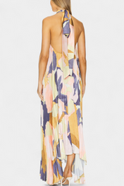 Giselle μακρύ πλισέ φόρεμα με λαιμόκοψη και κομψή κίνηση