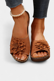 Πλούσια ορθοπεδικά σανδάλια με τρισδιάστατο λουλούδι και μαξιλαράκι
