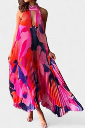 Giselle μακρύ πλισέ φόρεμα με λαιμόκοψη και κομψή κίνηση