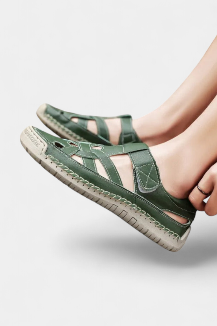 Εργονομικά πέδιλα από συνθετικό δέρμα Kaia κομμένα στο πλάι